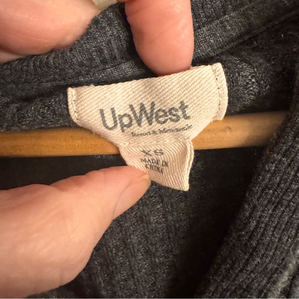 UPWEST Ribbed Cropped Top - Picture 5 of 5
